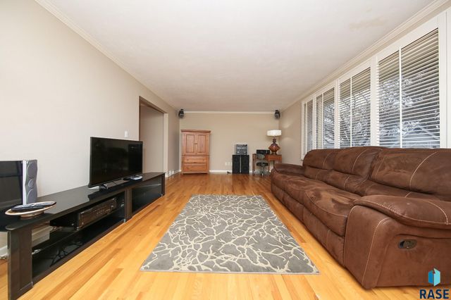 2700 W Wood Dr Drive, Sioux Falls, SD 57105