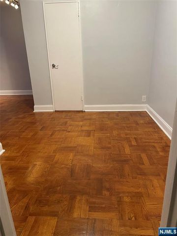 2160 Center Avenue 1P, Fort Lee, NJ 07024