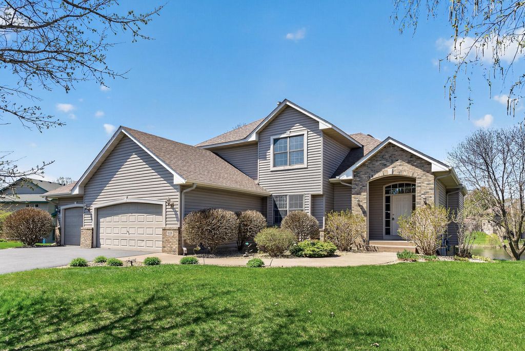 1135 S Trappers Crossing, Lino Lakes, MN 55038