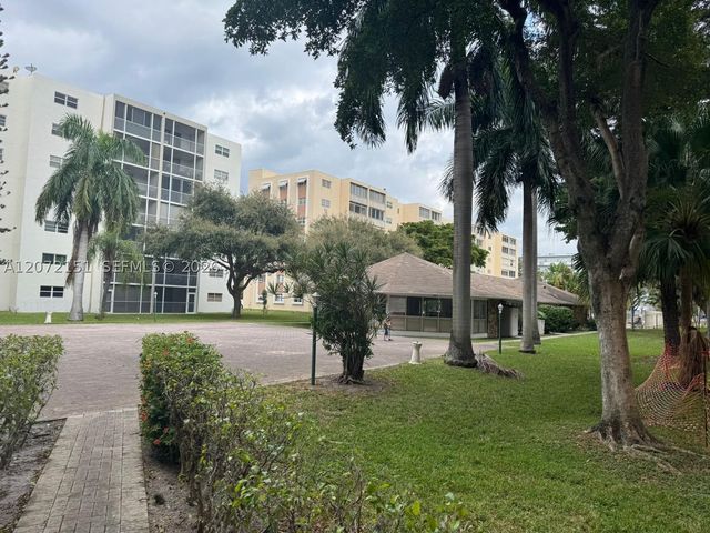 900 NE 12th Ave 302, Hallandale Beach, FL 33009