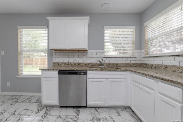 7939 Meadow Way Ct, San Antonio, TX 78227