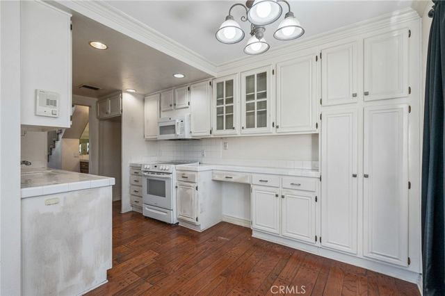 18100 Burbank 14, Tarzana, CA 91356