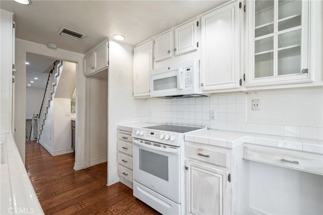 18100 Burbank 14, Tarzana, CA 91356