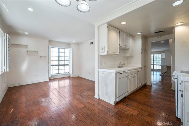 18100 Burbank 14, Tarzana, CA 91356