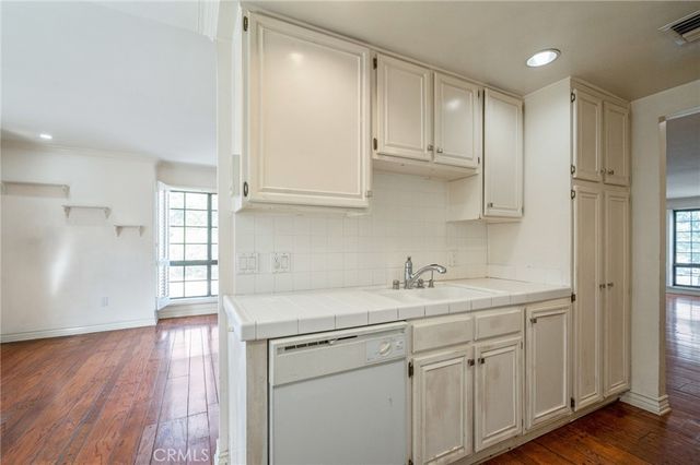 18100 Burbank 14, Tarzana, CA 91356