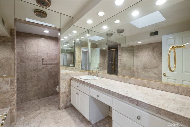 18100 Burbank 14, Tarzana, CA 91356