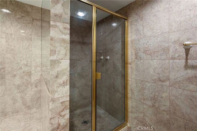 18100 Burbank 14, Tarzana, CA 91356