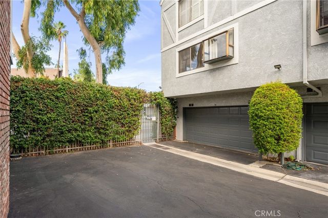 18100 Burbank 14, Tarzana, CA 91356