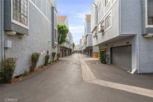 18100 Burbank 14, Tarzana, CA 91356