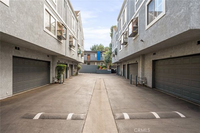 18100 Burbank 14, Tarzana, CA 91356