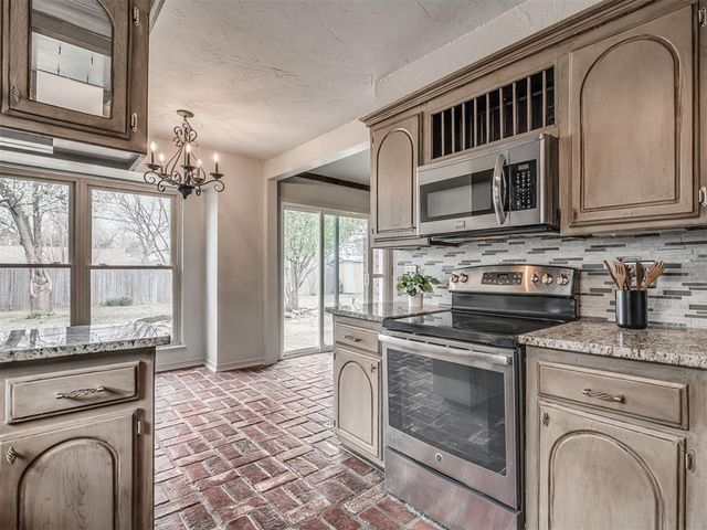 213 Elwood Drive, Edmond, OK 73013