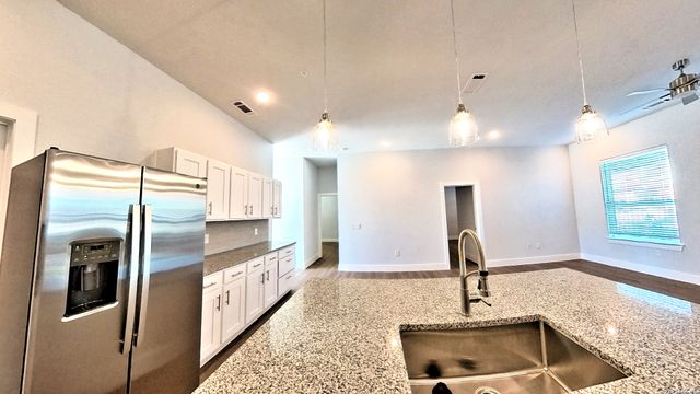 330 E Carson St Apt 1202, San Antonio, TX 78208