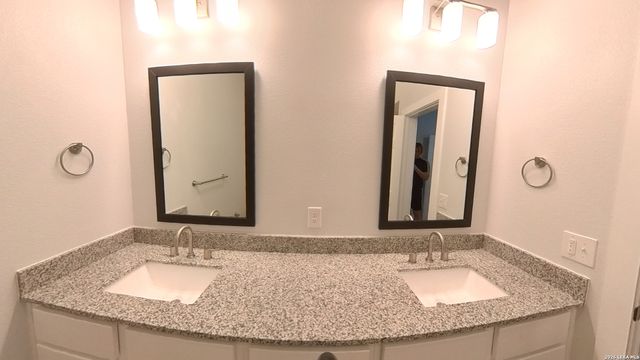 330 E Carson St Apt 1202, San Antonio, TX 78208