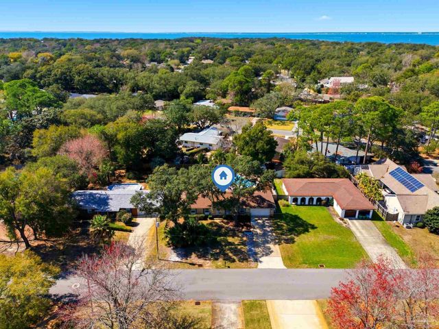 105 Bear Dr, Gulf Breeze, FL 32561