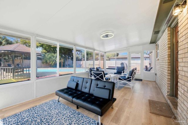 105 Bear Dr, Gulf Breeze, FL 32561