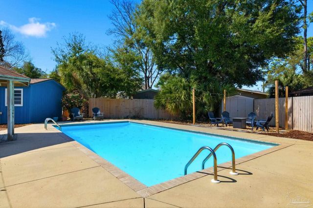 105 Bear Dr, Gulf Breeze, FL 32561