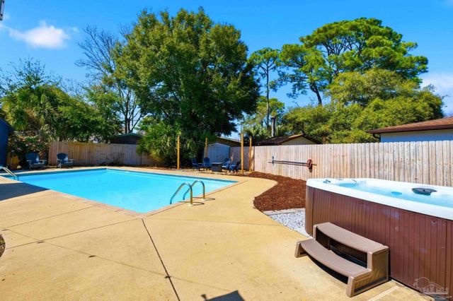 105 Bear Dr, Gulf Breeze, FL 32561