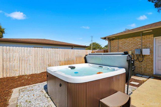 105 Bear Dr, Gulf Breeze, FL 32561