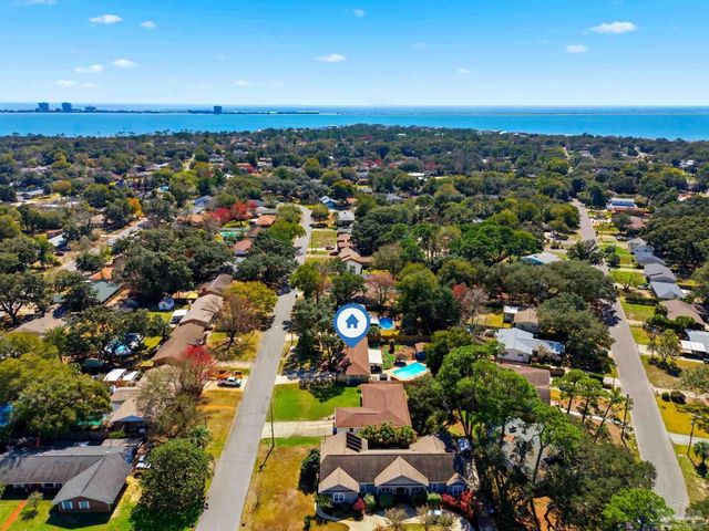 105 Bear Dr, Gulf Breeze, FL 32561