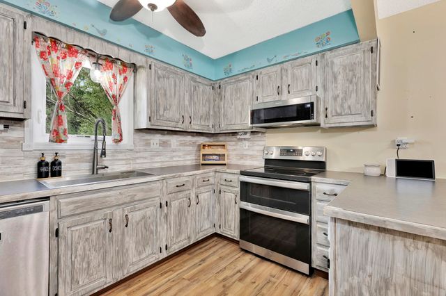 985 E 126th Ave N, Belle Plaine, KS 67013