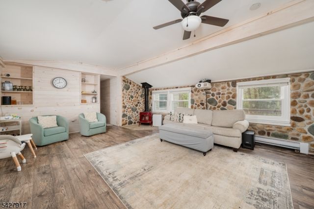 12 Timbercroft Rd, High Bridge Boro, NJ 08829