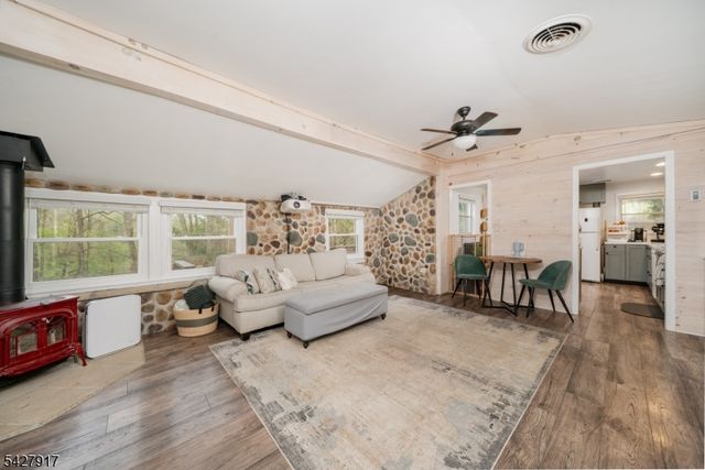 12 Timbercroft Rd, High Bridge Boro, NJ 08829