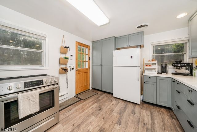 12 Timbercroft Rd, High Bridge Boro, NJ 08829
