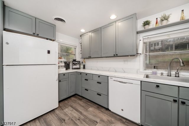 12 Timbercroft Rd, High Bridge Boro, NJ 08829