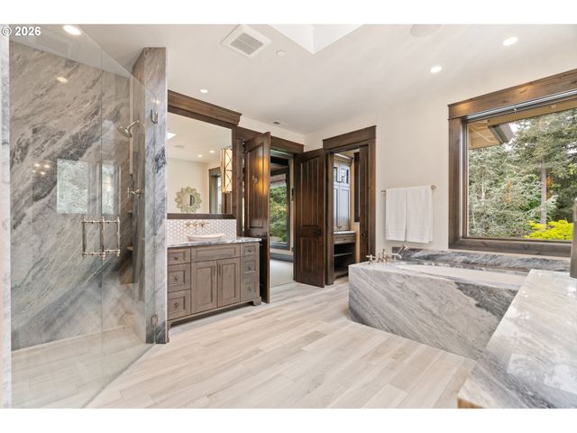 31553 Sw ISLE WAY Ln, West Linn, OR 97068