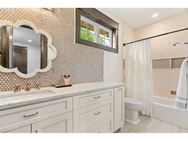 31553 Sw ISLE WAY Ln, West Linn, OR 97068