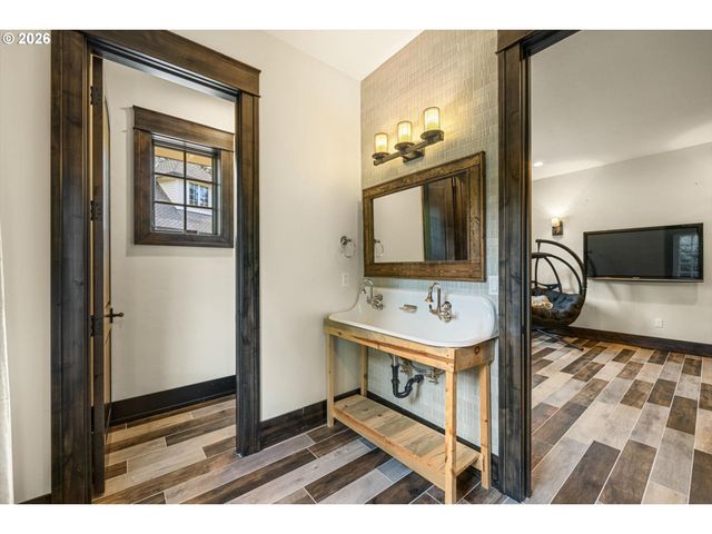 31553 Sw ISLE WAY Ln, West Linn, OR 97068