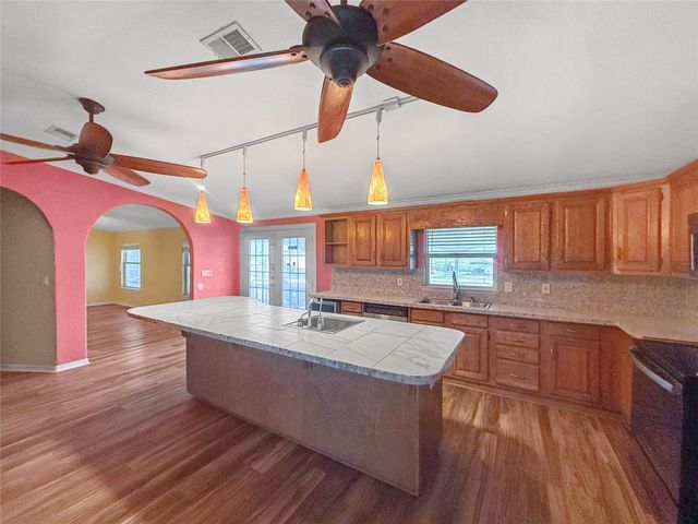 1152 Van Sant, Gilchrist, TX 77617