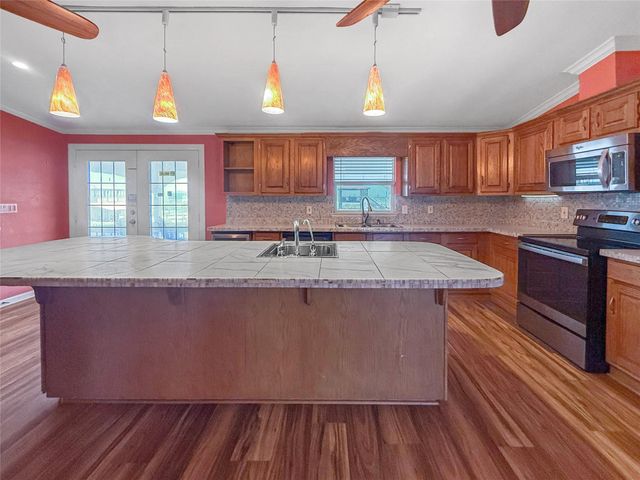 1152 Van Sant, Gilchrist, TX 77617