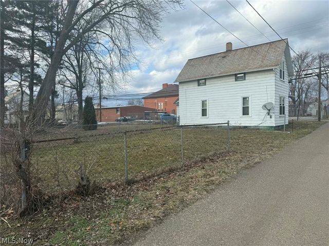 230 2nd Drive SW, New Philadelphia, OH 44663