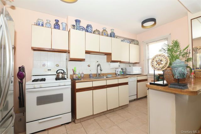 2555 Westervelt Avenue, Bronx, NY 10469