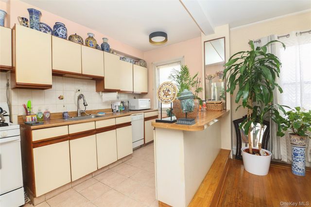 2555 Westervelt Avenue, Bronx, NY 10469