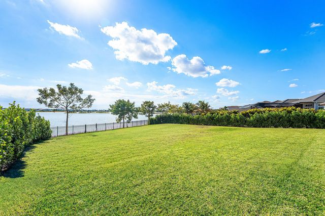 923 Hookline Circle, Loxahatchee, FL 33470