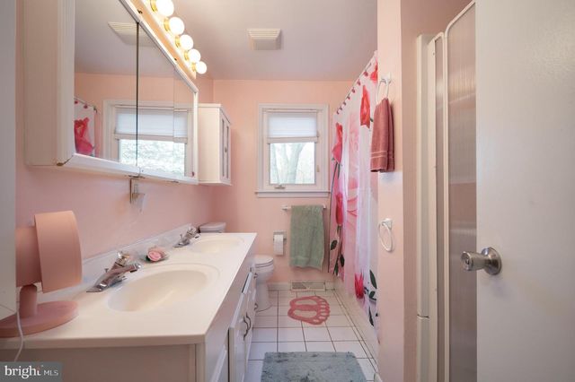 28 WORRAL CT, Newark, DE 19711