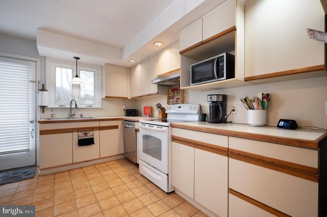 28 WORRAL CT, Newark, DE 19711