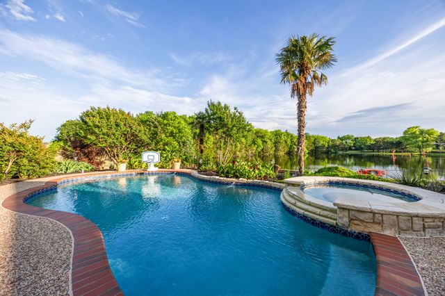 604 Willow Springs Drive, Heath, TX 75032