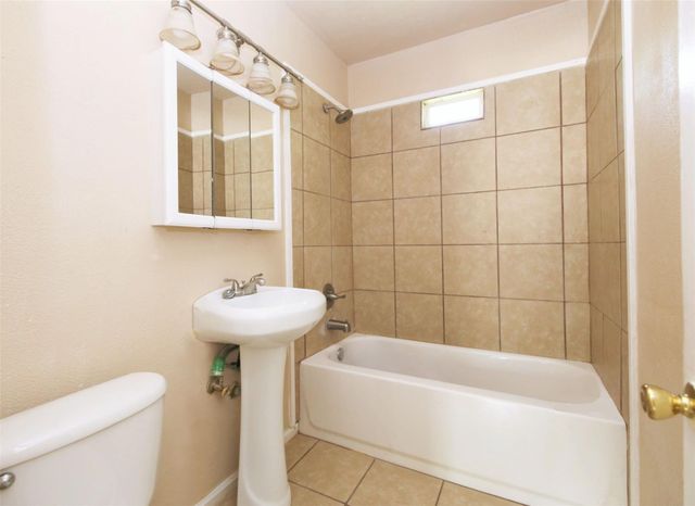 5137 Chennault, Houston, TX 77033