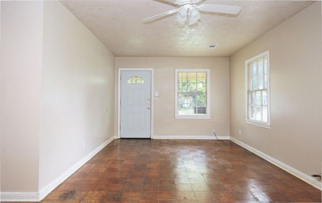 5137 Chennault, Houston, TX 77033