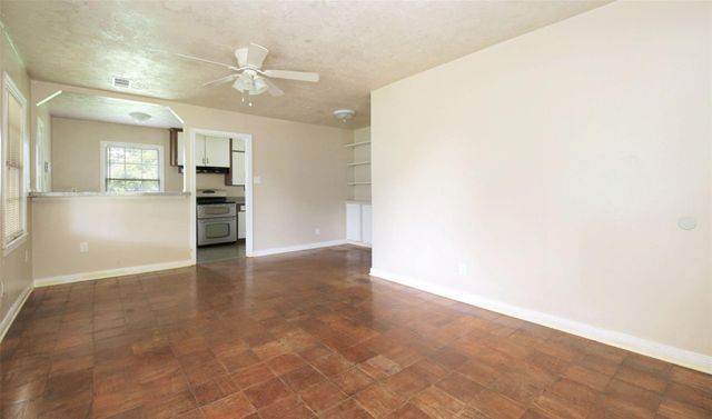 5137 Chennault, Houston, TX 77033