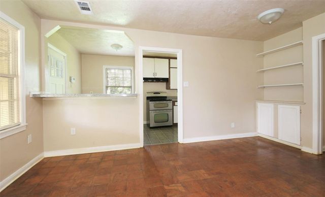 5137 Chennault, Houston, TX 77033