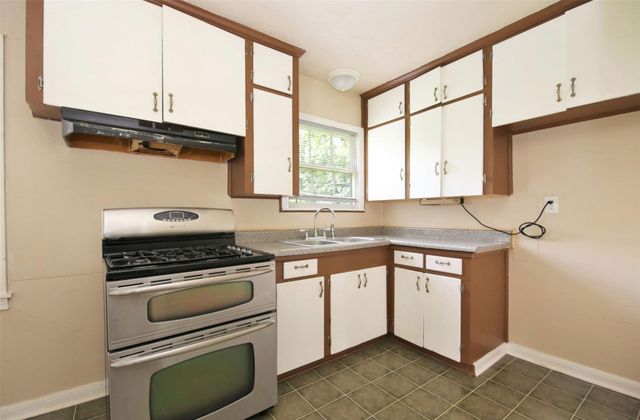 5137 Chennault, Houston, TX 77033