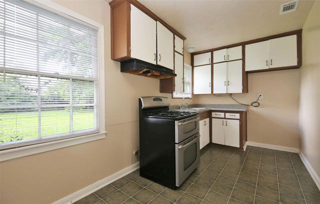 5137 Chennault, Houston, TX 77033