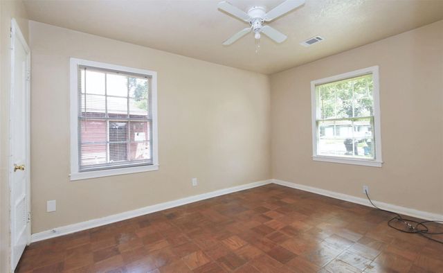 5137 Chennault, Houston, TX 77033