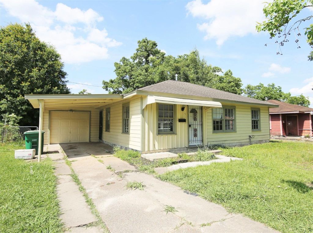 5137 Chennault, Houston, TX 77033