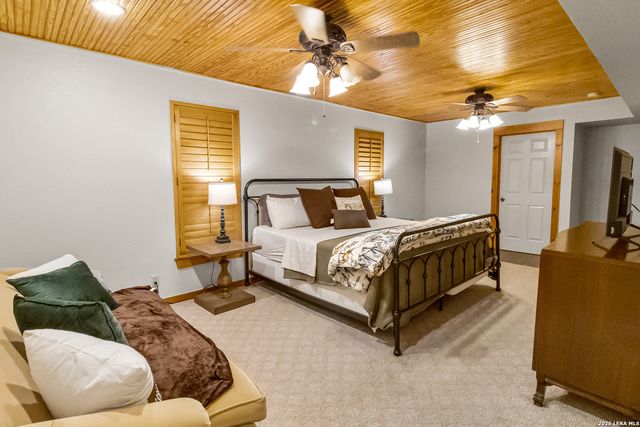 201 Brinkoeter St, Poth, TX 78147