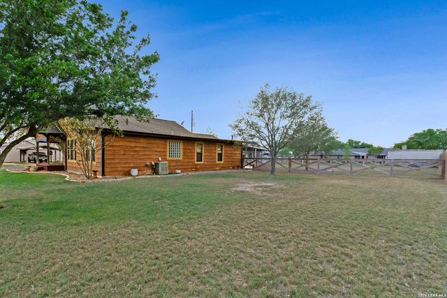 201 Brinkoeter St, Poth, TX 78147